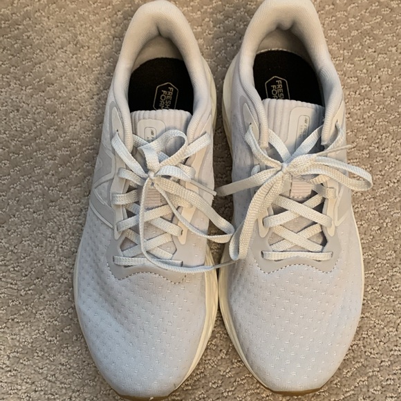 NB women’s fresh foam arishi v4 sneakers - Picture 3 of 6